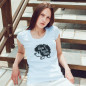 Mobile Preview: Frau weißes T-Shirt auf Treppe mit Aufdruck don´t touch this ,Bügelbild
