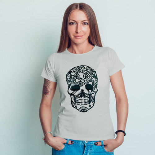 Frau im grauen Shirt mit Bügelbild Skull / Totenkopf Mandala 